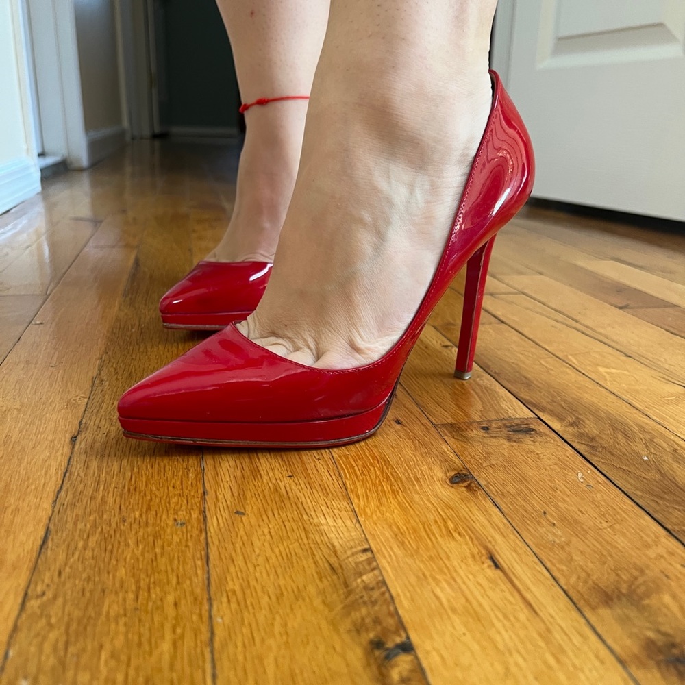 STEAL OF THE DAY AUTHENTIC - FLASH TODAY ONLY ⭐️✨LOUBOUTIN RED HEELS👠